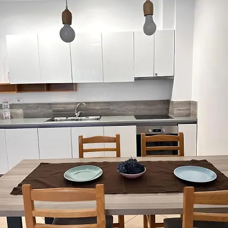 Golden Park Apartment *